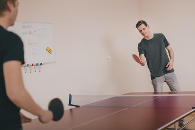 两人打乒乓球在房间
